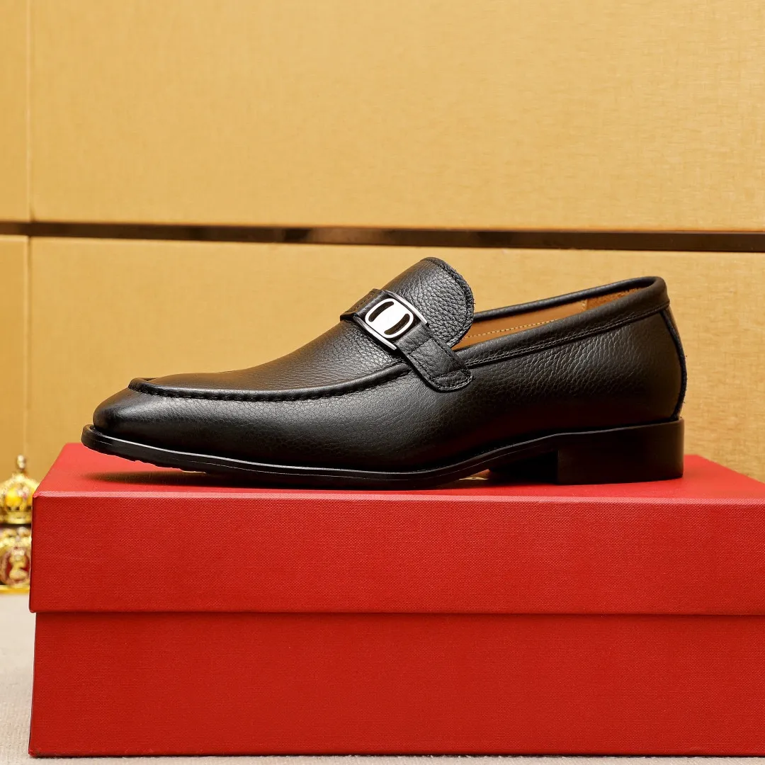 Men's shoes 💰460 💐 Product trademark: Ferragamo "Ferragamo" casual leather shoes Regular size: 38-44 (45.46🉑️customized) Product materials: Selected imported first-layer pebbled cowhide leather upper + luxury hardware buckle, imported water-dyed cowhide leather lining. Strong three-dimensional visual effect, original outsole color: 2⃣️seed leather materials optional